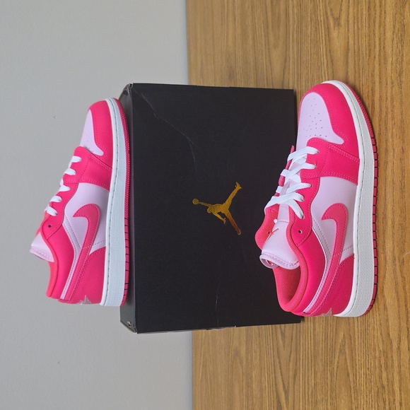 Air Jordan 1 Low GS Pink Foam/Hyper Pink Size Women's 7.5 553560-661 New - Picture 2 of 8